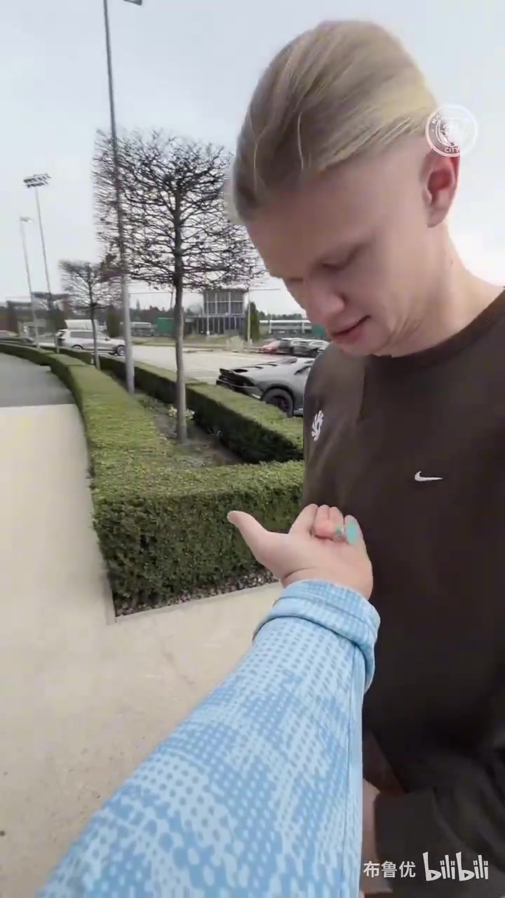  [体育头条]给曼城球员神秘礼物，看看他们有什么反应！