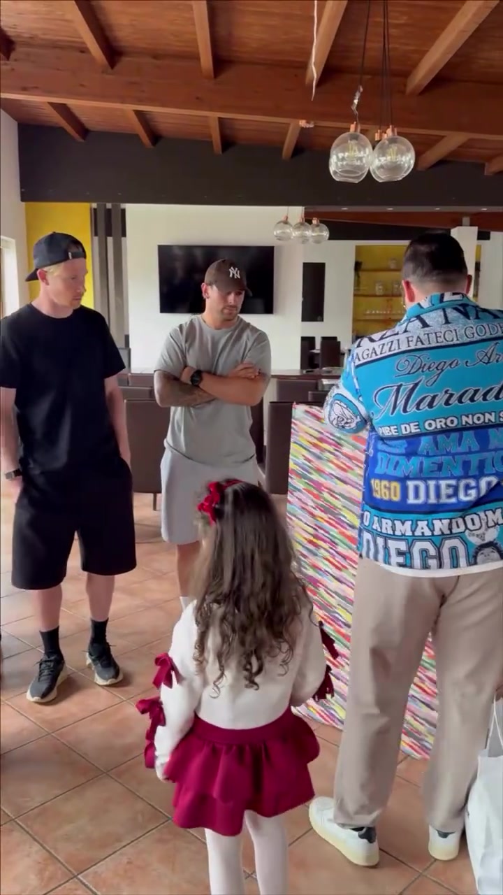 【今日视频】谁能不爱这样的球员？德布劳内受到了球迷的艺术品礼物！