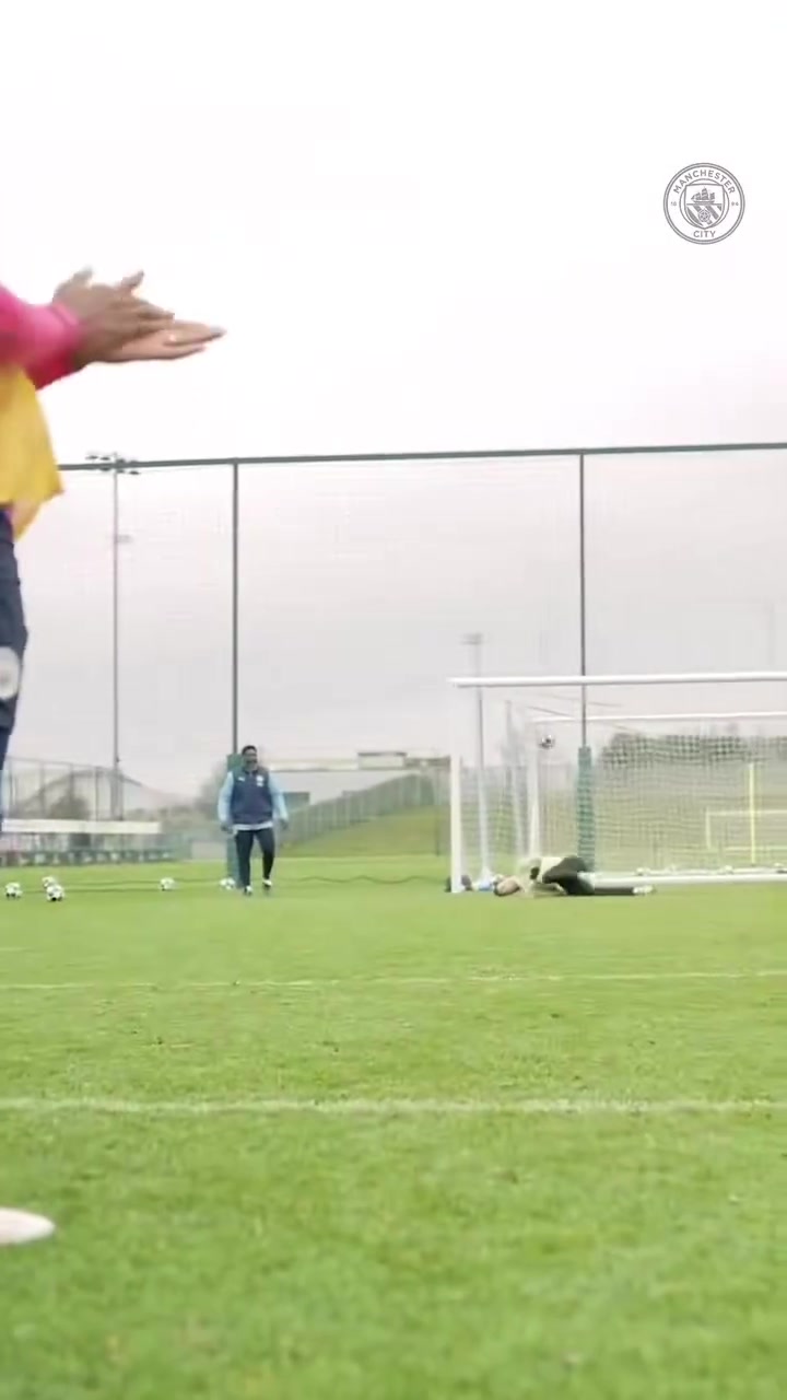 【热点剪辑】解压！曼城球员的射门训练！谁最犀利？➡️