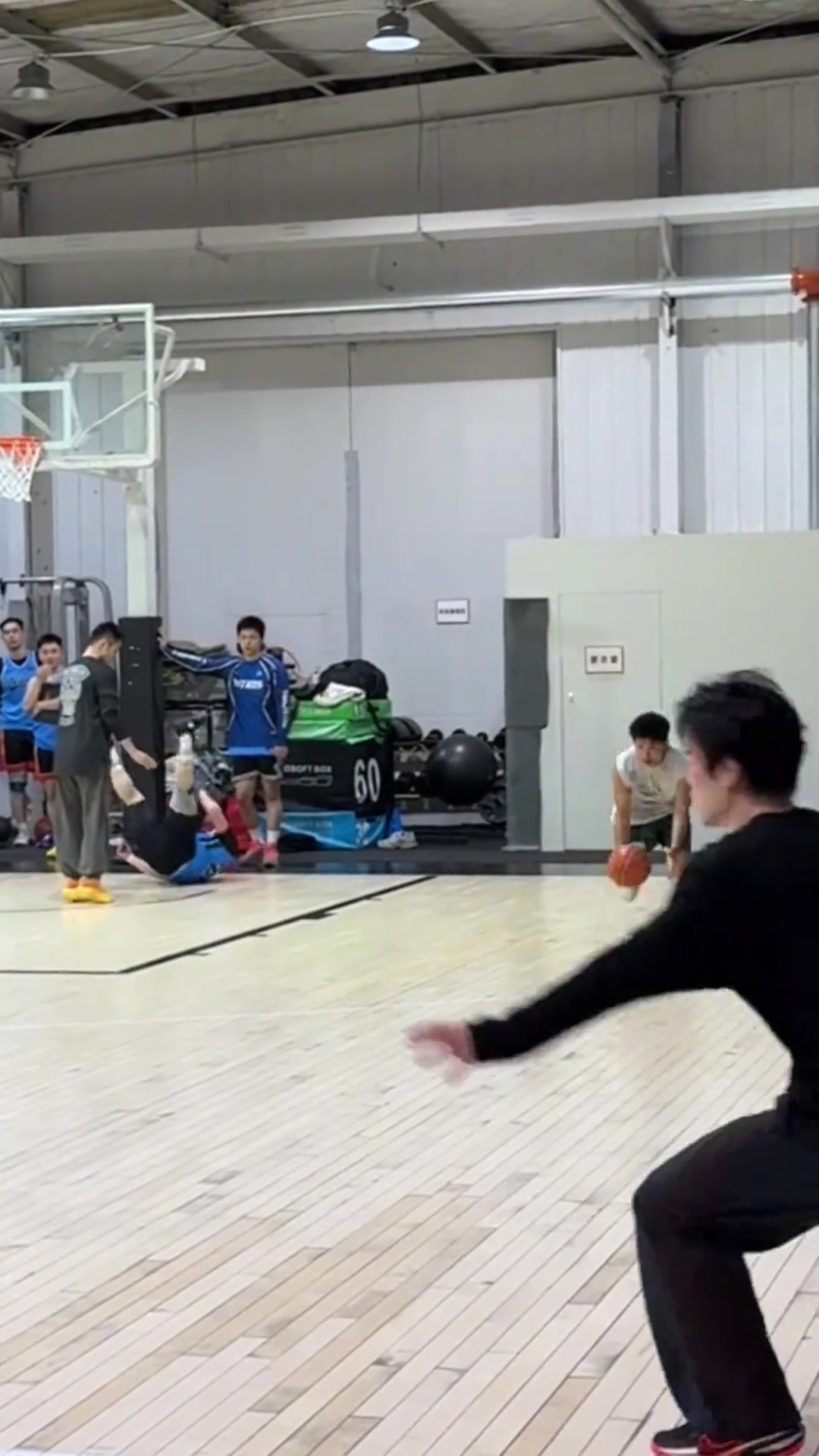 卧槽，41岁还这么猛！吴悠抢断反击背运过人，超远滑翔拉杆上篮！