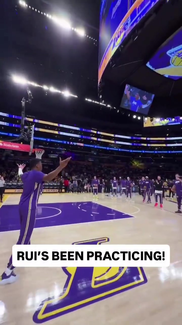 看来有在练！八村塁完成赛前抛球任务，这次终于熟练了