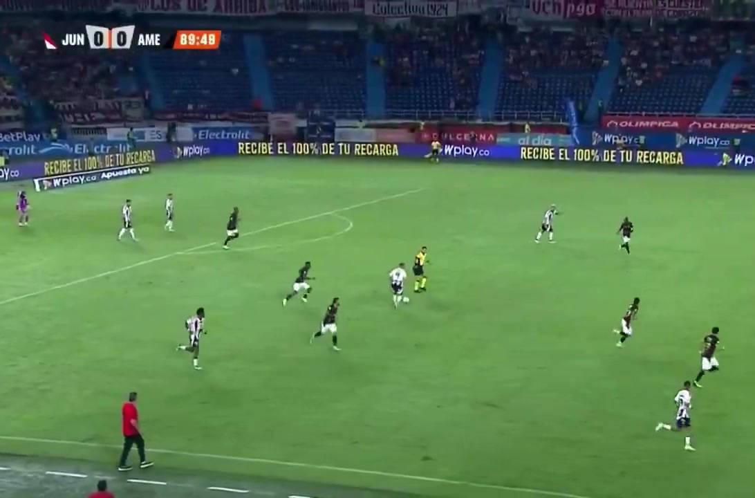 这哪是踢球？这是要命！哥伦比亚联赛上演“断腿式”红牌！