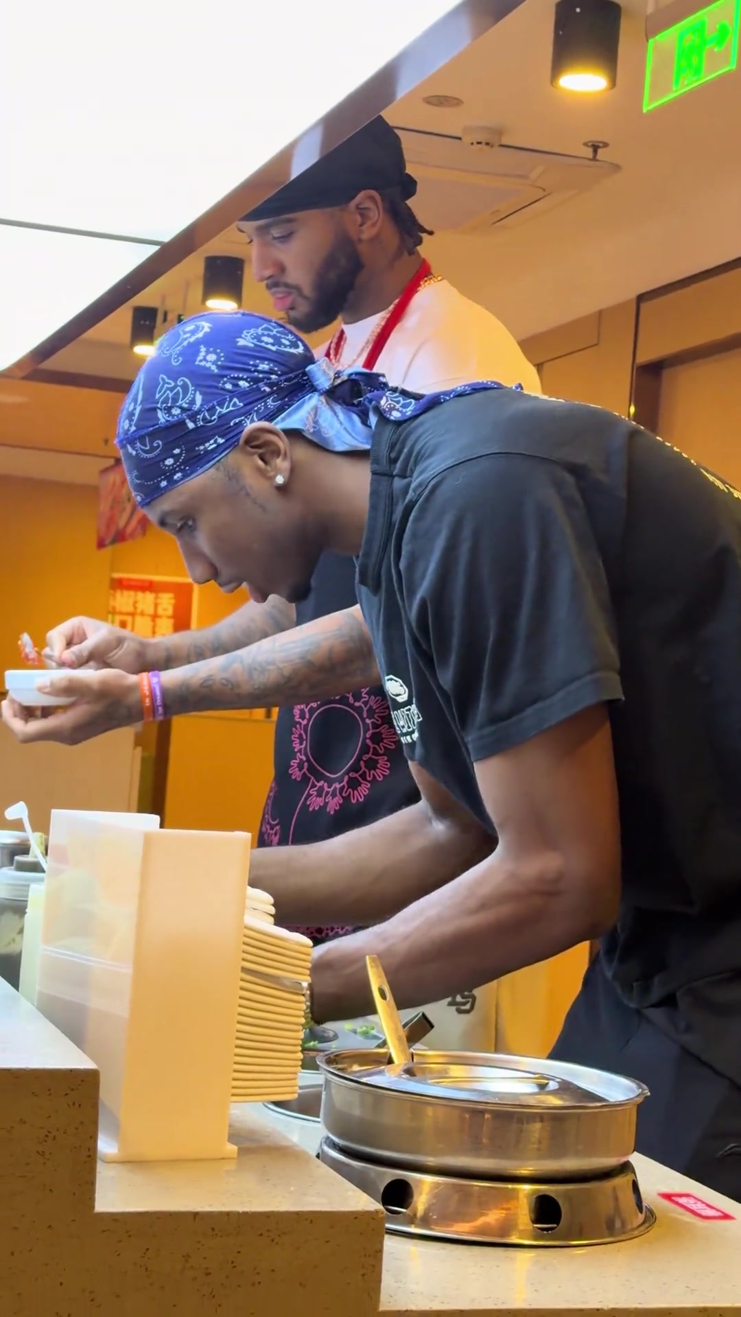 【球迷看点】哥们看得懂酱料吗球迷在海底捞偶遇迪亚洛&克里斯~