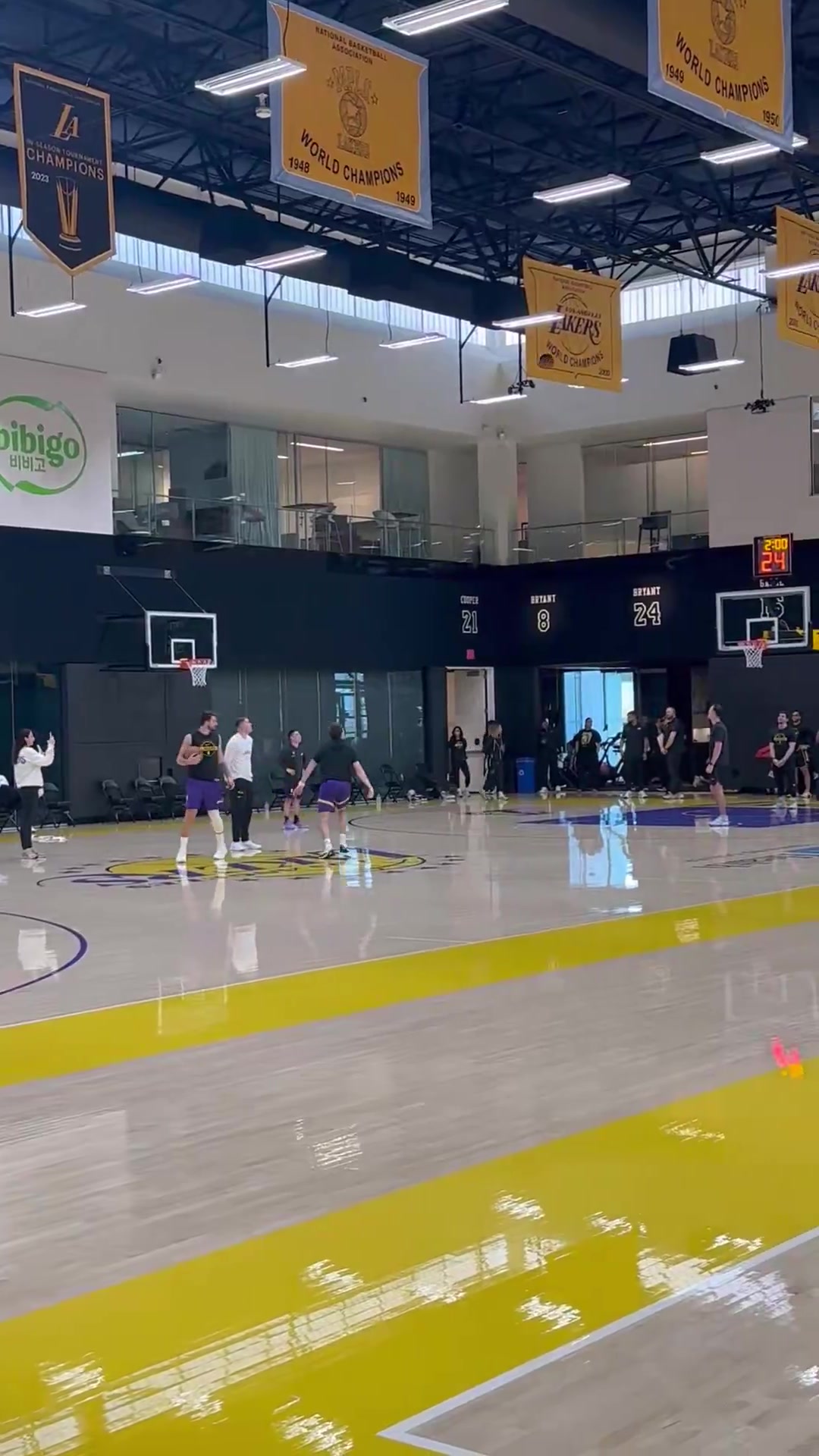 今天训练结束后，东契奇和里夫斯还PK了一下LOGO投篮！