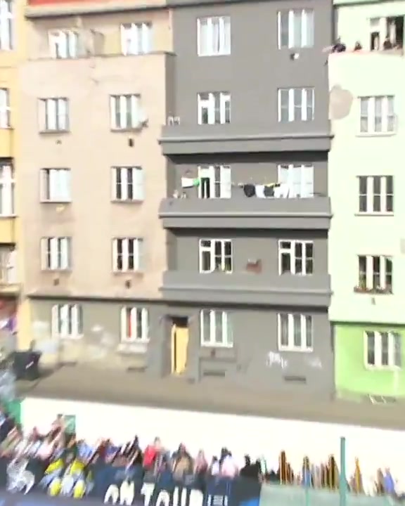 【超清集锦】捷甲赛场奇葩一幕：门将大脚解❕围，将球踢进居民楼