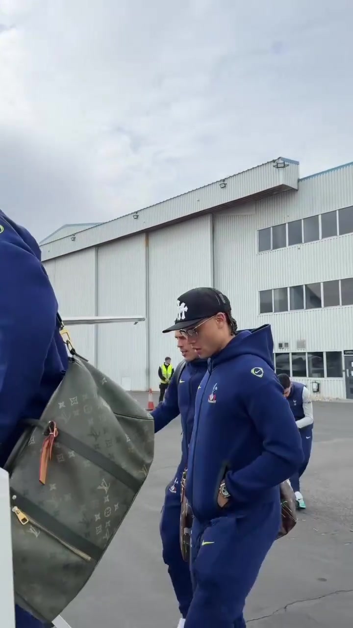 【最新实况影像】暗室一灯？热刺出发去西班牙的画面！