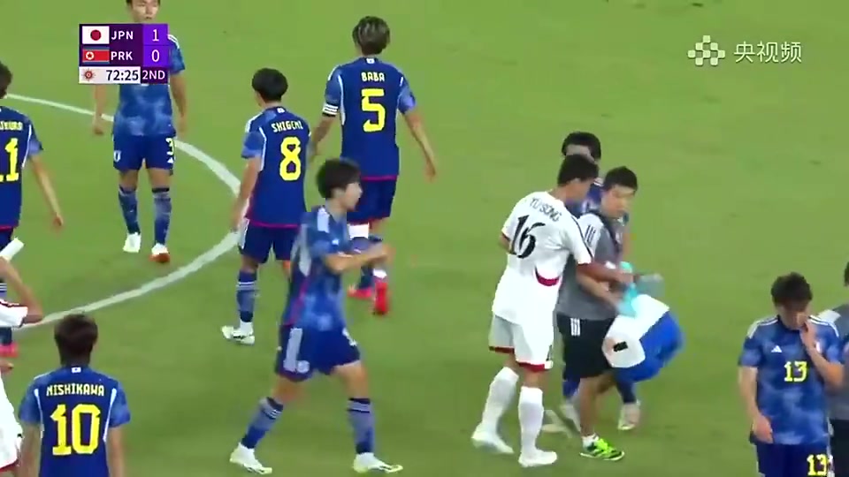 [热门精彩]名场面！朝鲜球员向日⚽本队工作人员要水喝还作势要