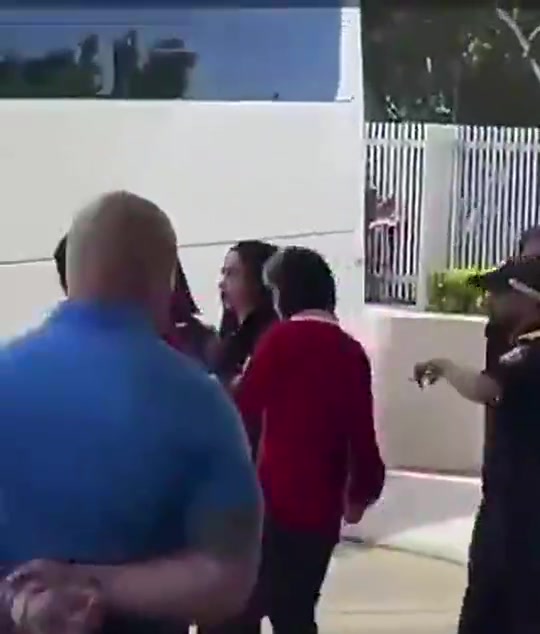 [花边]博主实拍：一名伊朗女足球员被另一人拉着走上了大巴