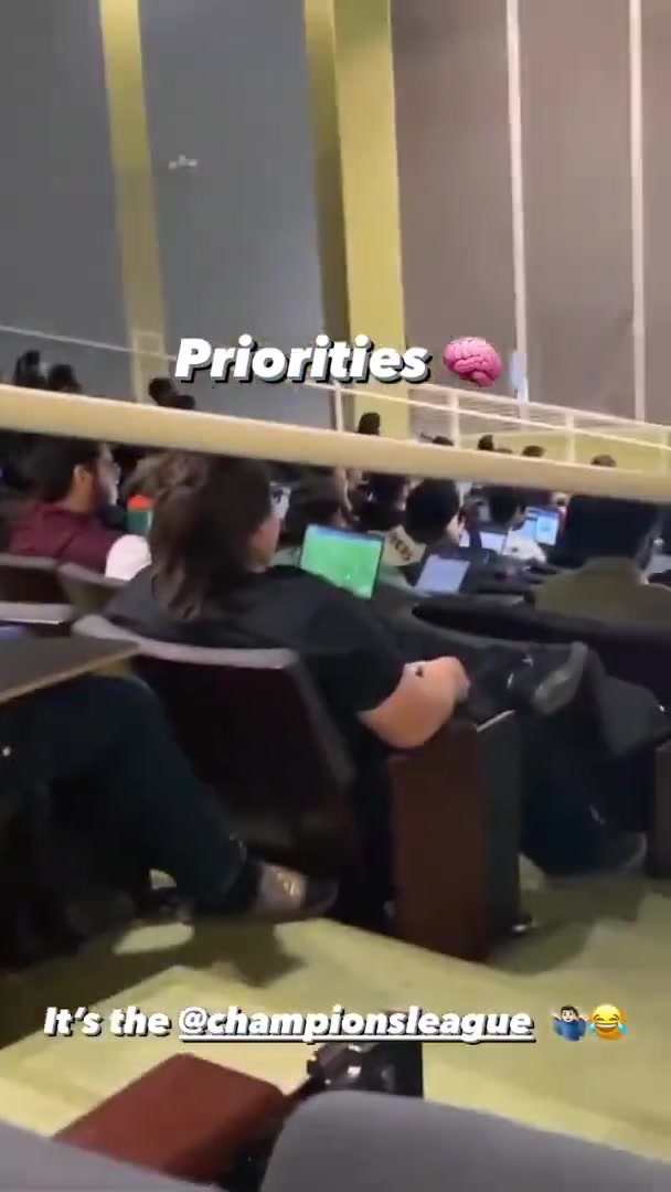 [体育头条]❤️‍足球狂热！名场面：当欧冠在国外大学生上课期