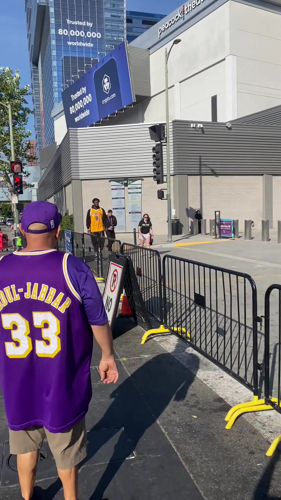 【球迷看点】“致敬传奇”湖人vs森林狼兰德尔身穿科比球衣前往