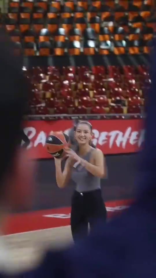 【NBA】她把球抛过来的一瞬间，我连孩子名字都想好了