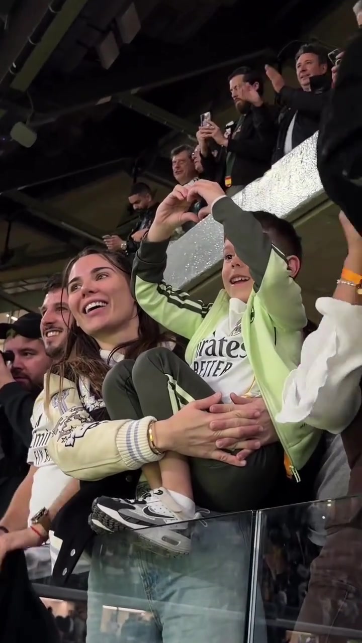 [赛事瞬间]⚽完美的一夜！巴尔韦德和看台上的妻子儿子互动