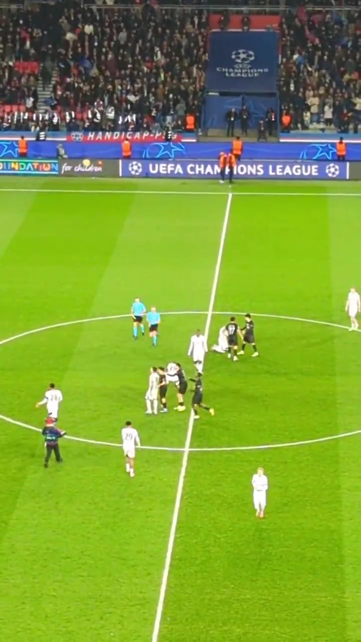 [精彩剪辑]郁闷极了！维蒂尼亚赛后找恩佐聊天被其一把推开