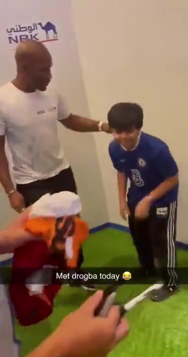 [今日赛事回看]节目效果！名场面：德罗巴给小球迷签名后，小球