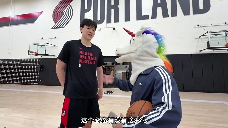 [体育短片]杨瀚森：偶像约基奇打我应该10-0开吧！他那手是真好使⚽啊！