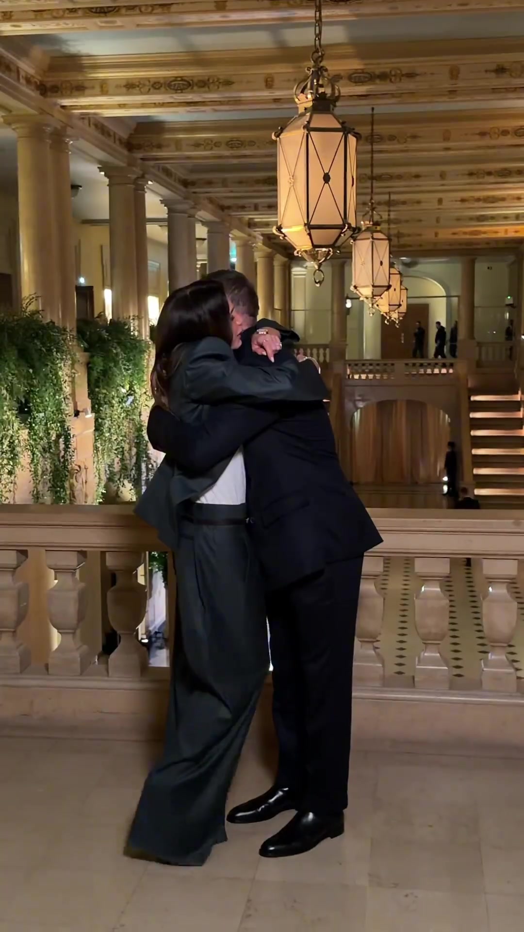 [爆点视频]法拉利到老了还是法拉利！贝克汉姆夫妇在巴黎同框