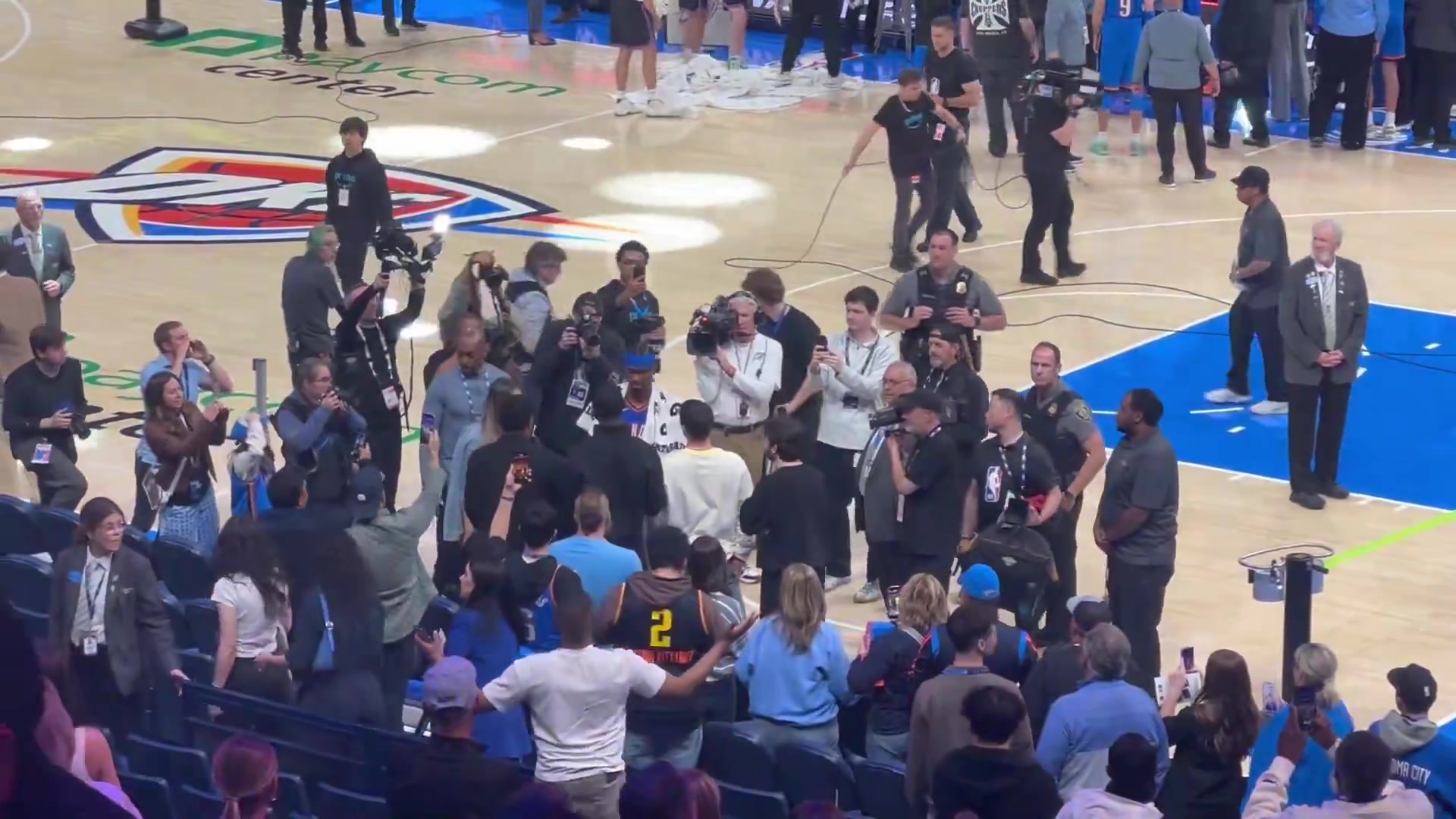 【视频】破纪录之夜+连续中投拿下胜利！SGA赛后和家人庆祝~