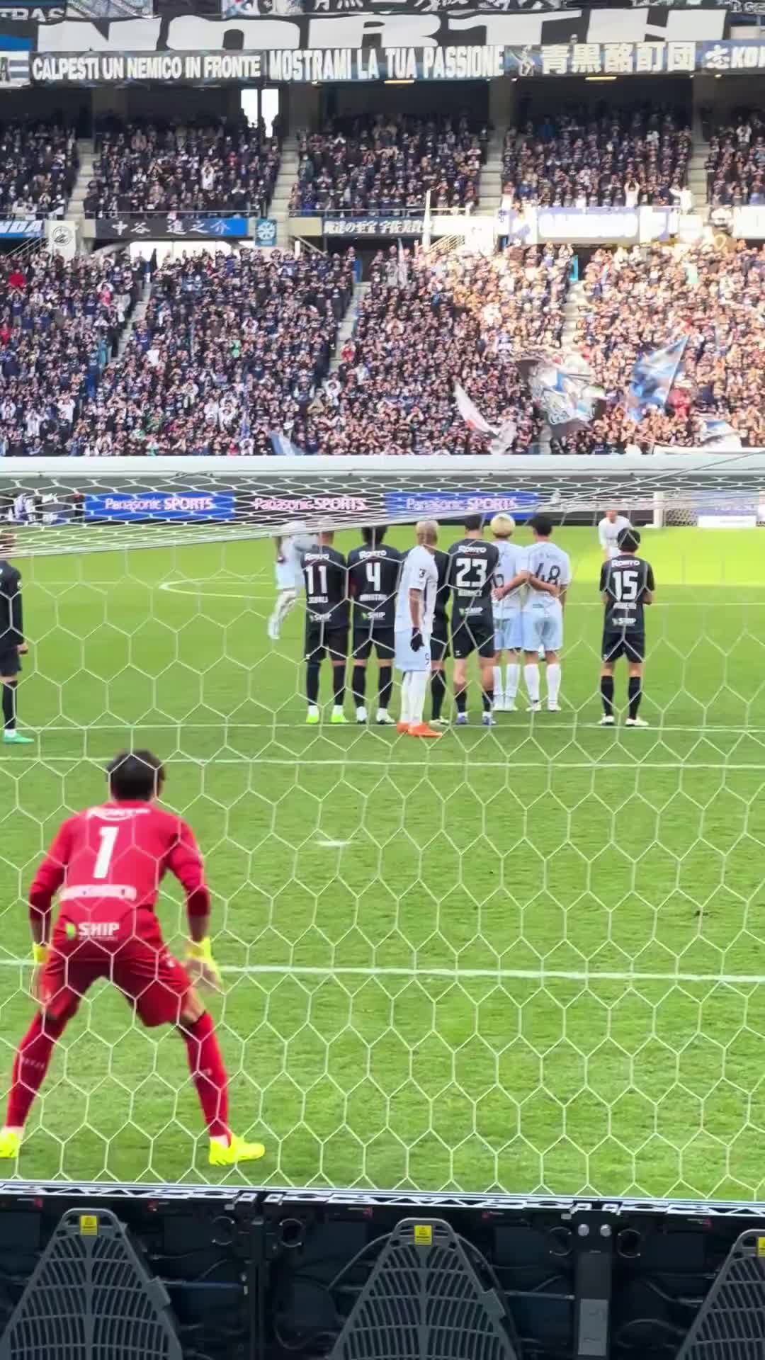  [视频]这任意球弧线太离谱了！从人墙缝隙中穿过