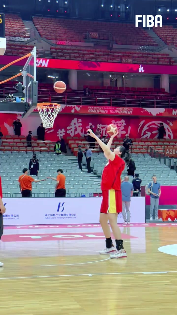 [精彩对决视频]1⬅️8岁张子宇正是长身体的时候 不多拉伸怎