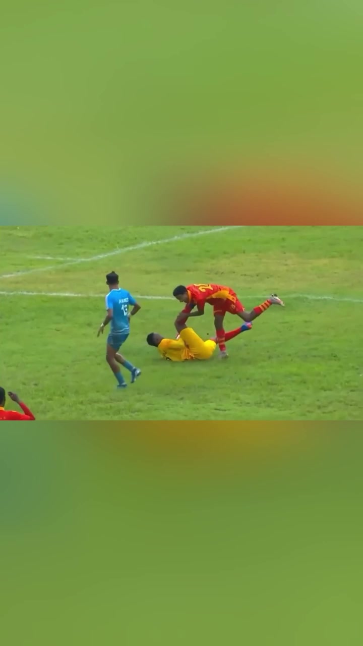 【赛事精彩录】门将整活天花板：一个跟头送出点球，对手都⚾没想