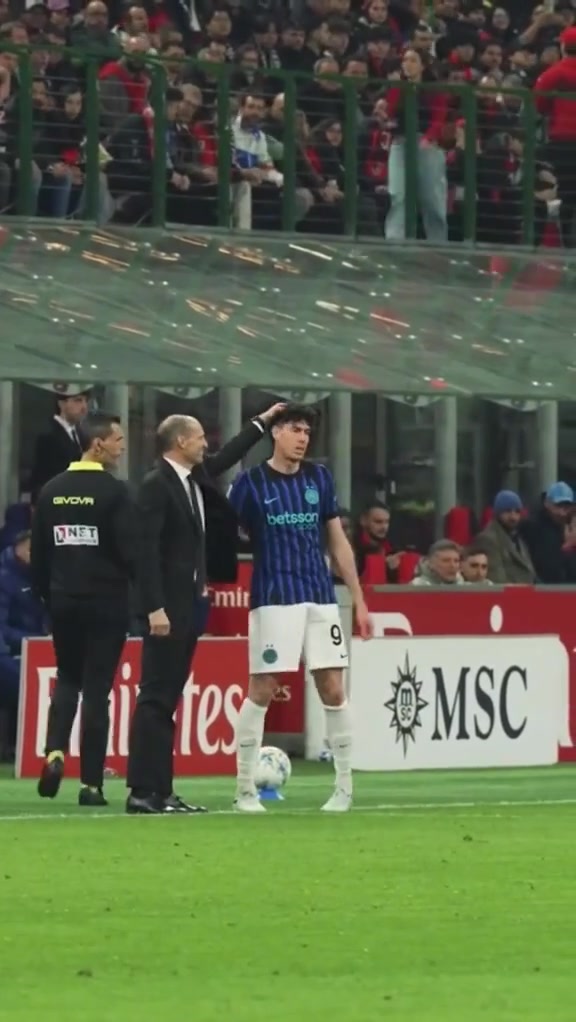 【国际米兰】毕竟国家队中后卫！米兰德比时阿莱格里曾向巴斯托尼送上安慰