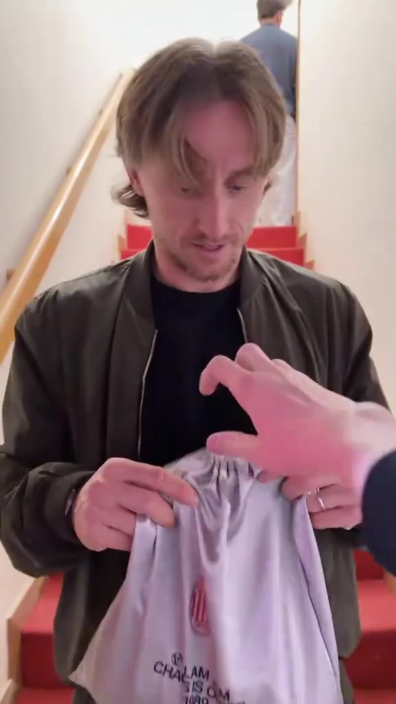 [足球]颜值如何？来看魔笛收到球队的新球衣