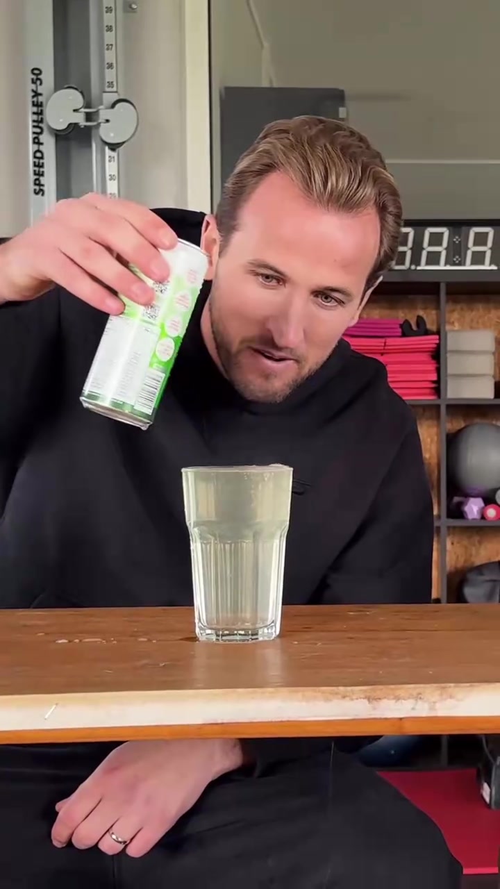 [视频/集锦]谁更加沉稳？凯恩和好友的不漏水挑战！