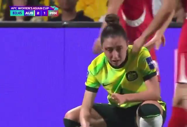 【体育头条】朝鲜女足球员肘击对手导致流血，吃到黄牌后一脸不敢