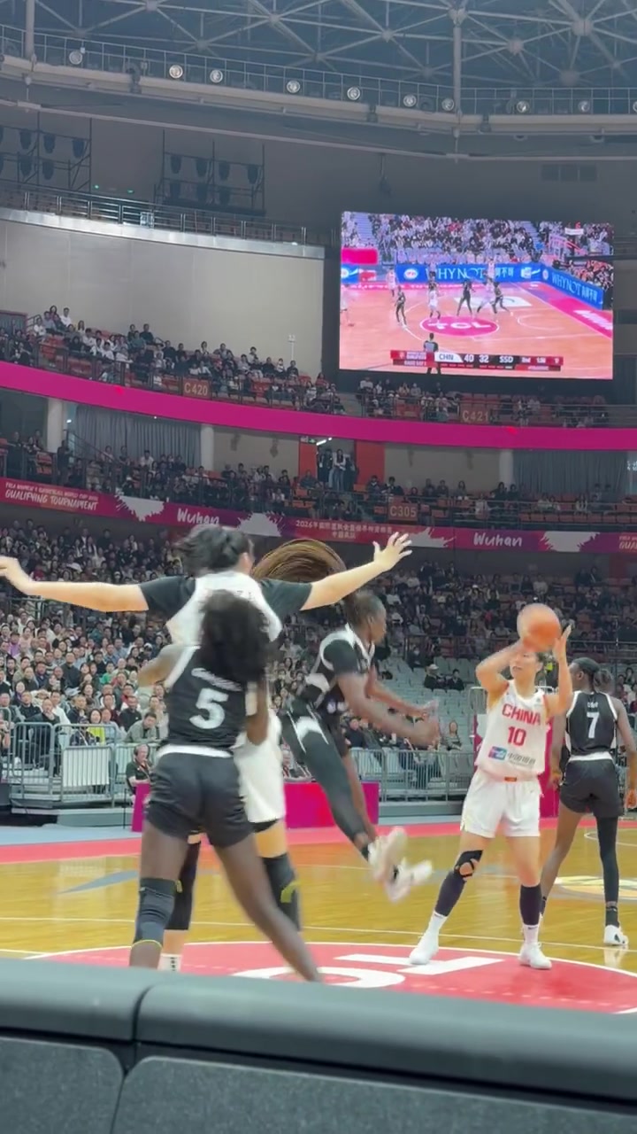 高举双手也没用啊！南苏丹球员在篮下防张子宇，应该很绝望吧