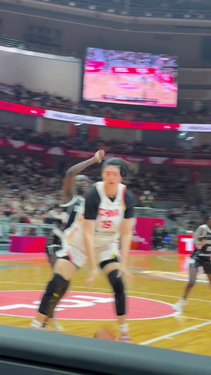 真的没法防呀！张子宇篮下强攻抛投打进，对手防守真尽力了！