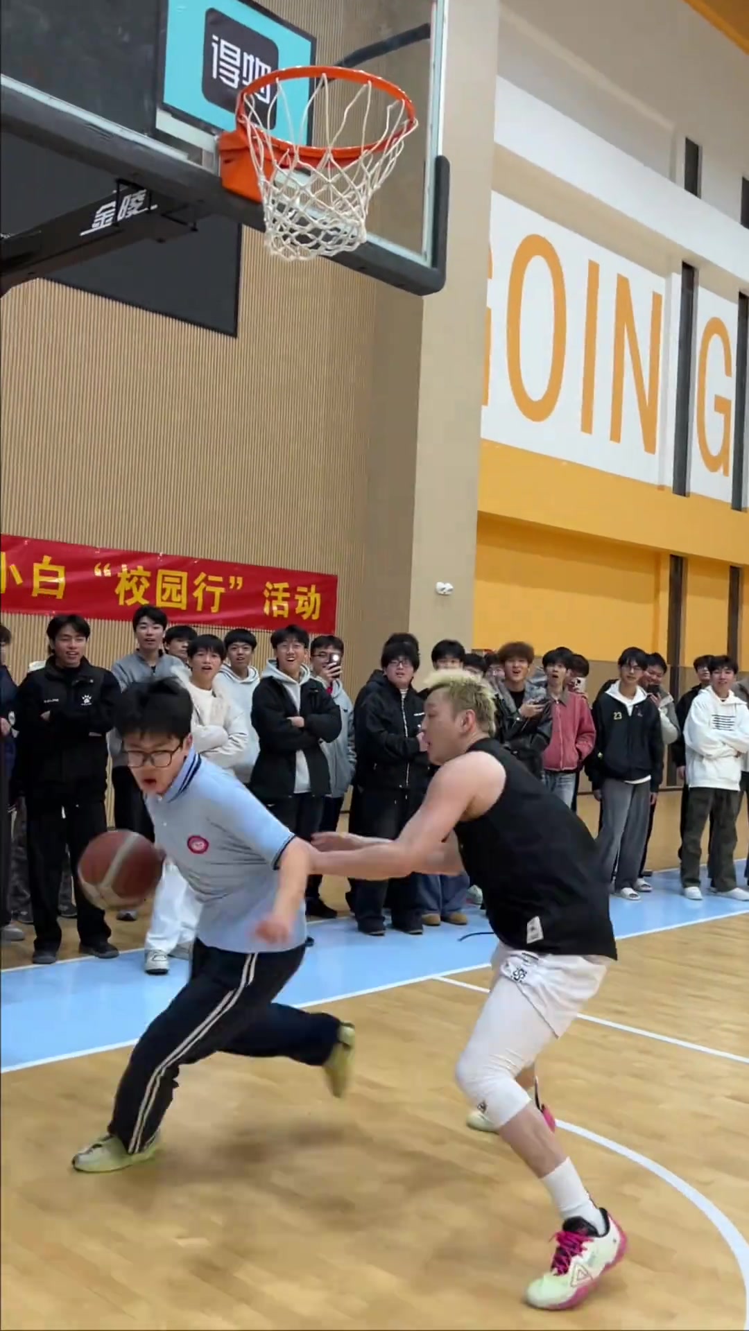 卧槽！小伙控球太牛逼了！戴着一副眼镜，很容易让人轻敌啊！