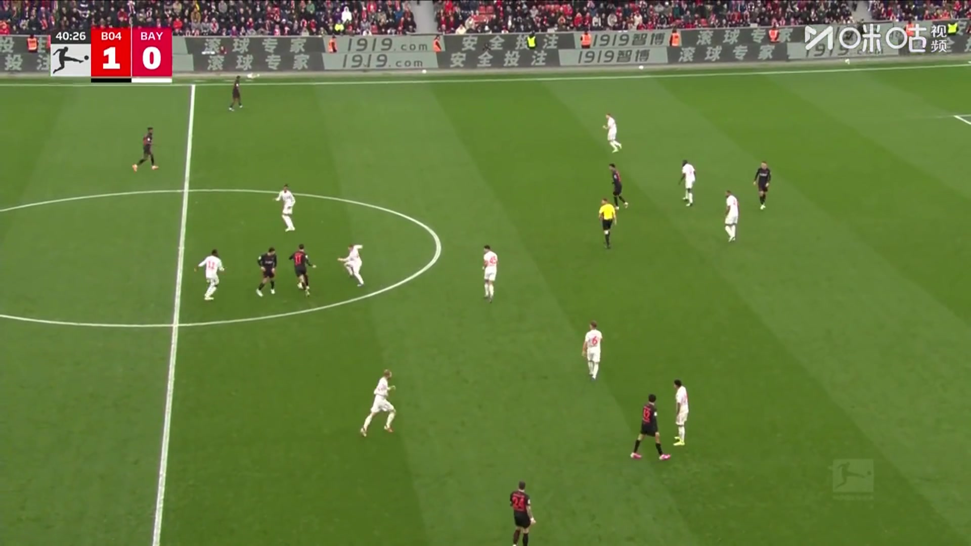 残暴！杰克逊蹬踏对手脚踝90度变形，裁判回看VAR出示直红