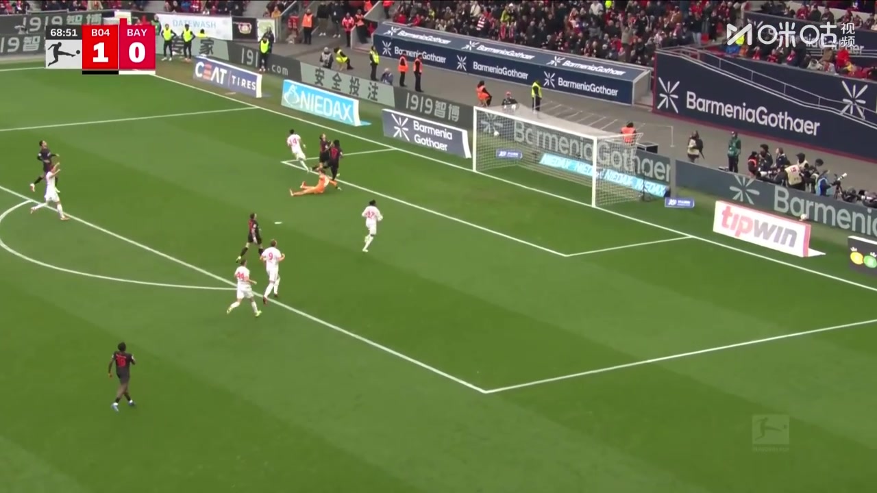 十人拜仁扳平比分！奥利塞断球直塞助攻，迪亚斯单刀推射破门！