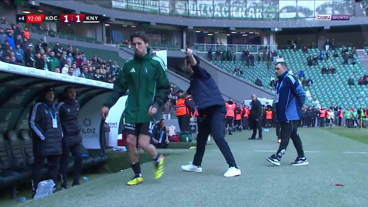 [球场热评视频]逆天一幕！因为抗议点球，➡️主教练命令所有替