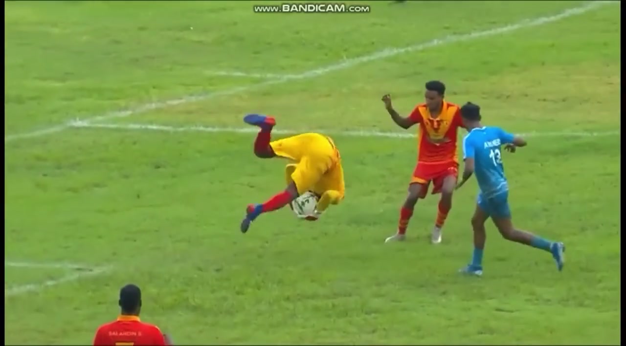 [深度剪辑]这是在踢球⬅️还是演杂技？门将禁区内大玩空翻，解