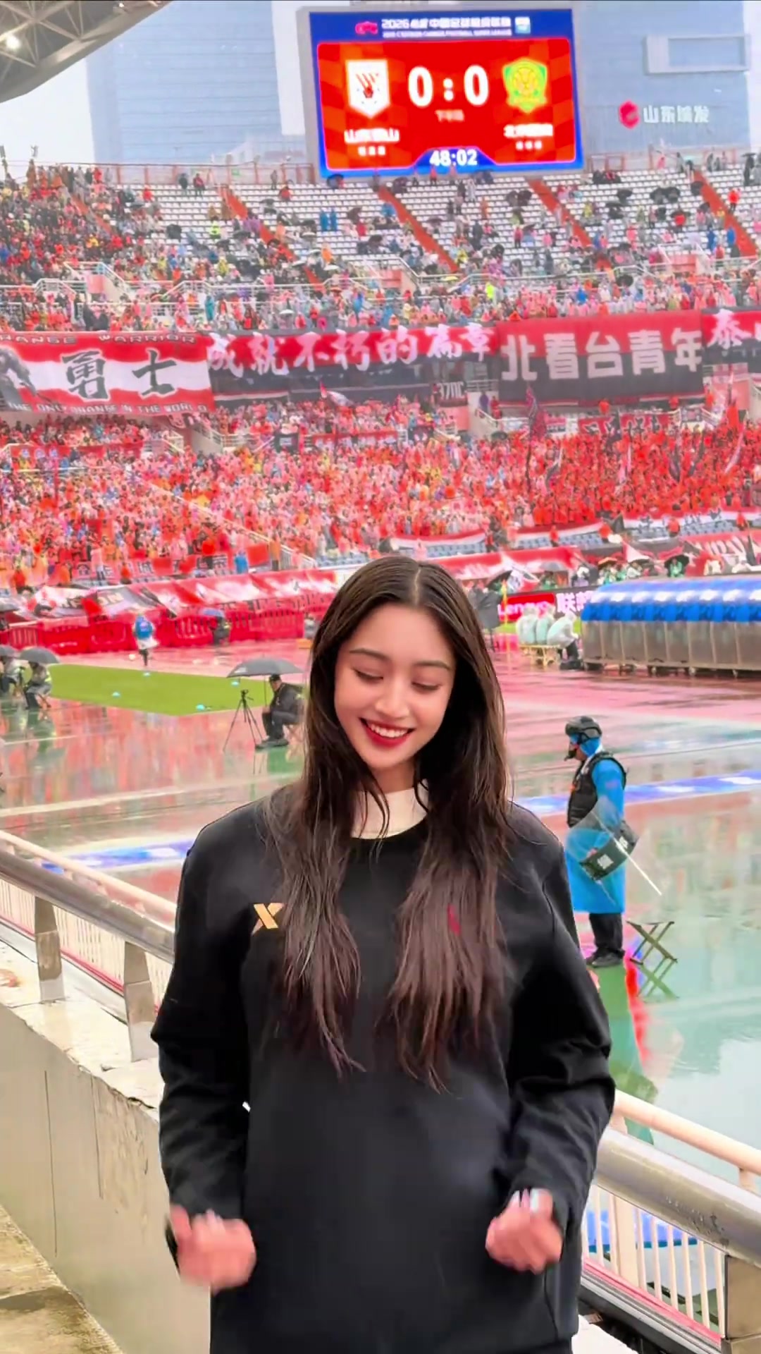 【体育优选视频】京鲁大战的看台上，泰山美女球迷的胜利之舞➡️