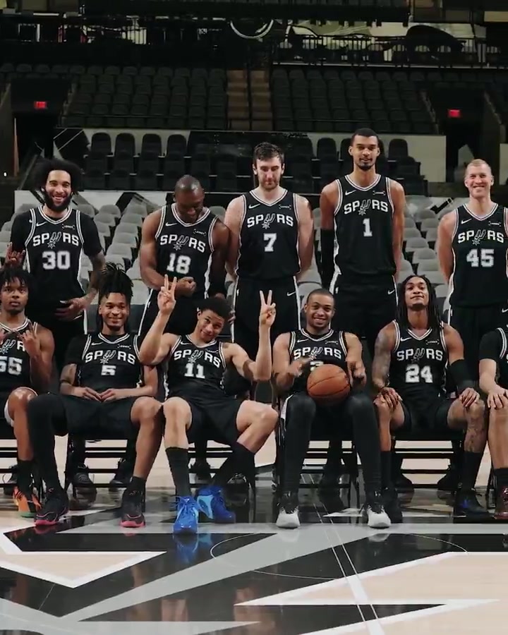 【精彩片段】总冠军❗之师？马刺队拍摄全家福 全队氛围融洽