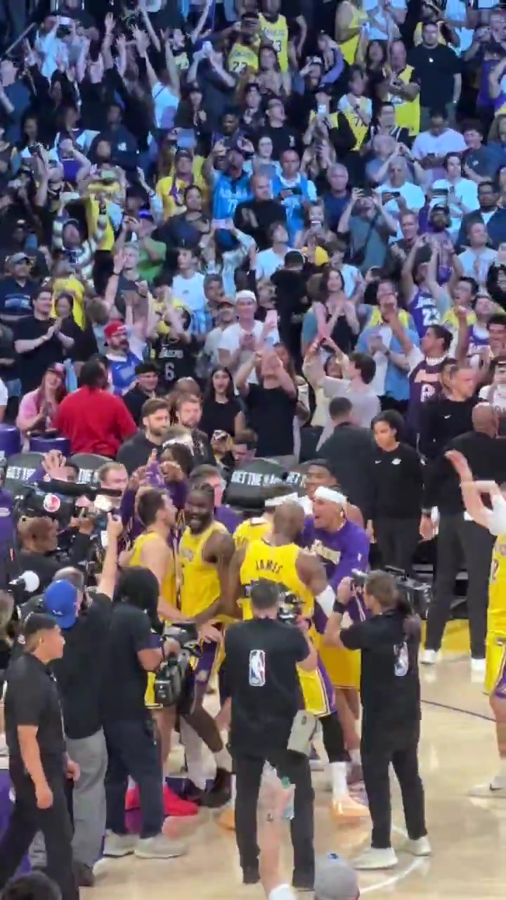  [东契奇]这球队氛围真的爱了！赛后所有湖人球员都围着东契奇庆祝胜利！