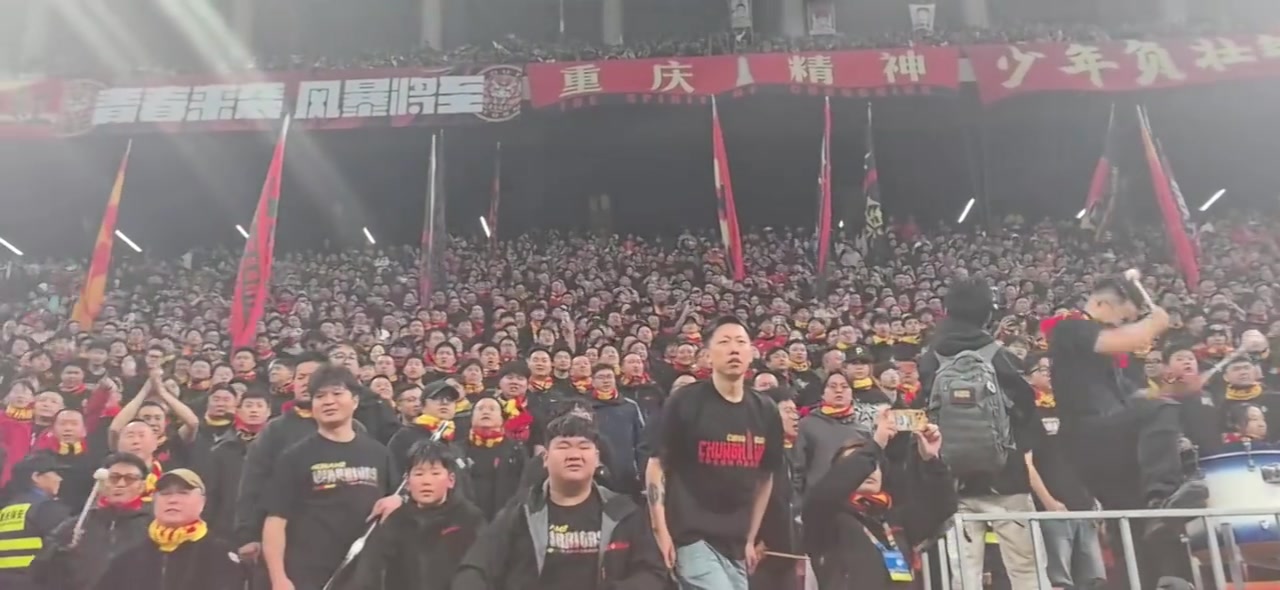 [重慶銅梁龍]火爆！下輪將上演川渝德比，重慶銅梁龍球迷看臺(tái)高喊：干死成都！