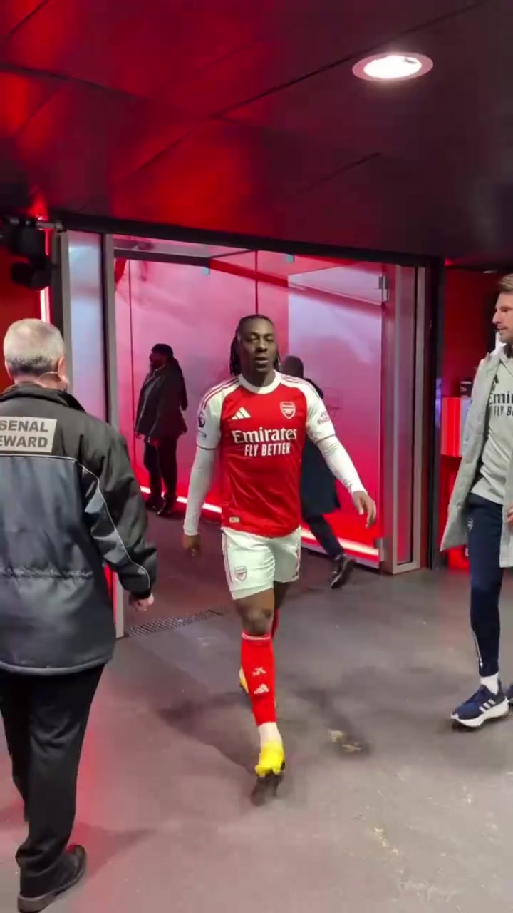 [体育头条]这个赛季能否书写历史？战胜埃弗顿赛后的球员通道！