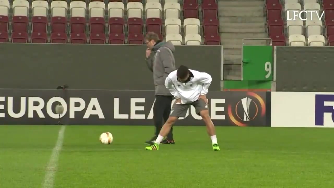 [热点视频]童心未泯！名场面：克洛普和菲尔米诺的小瞬间！