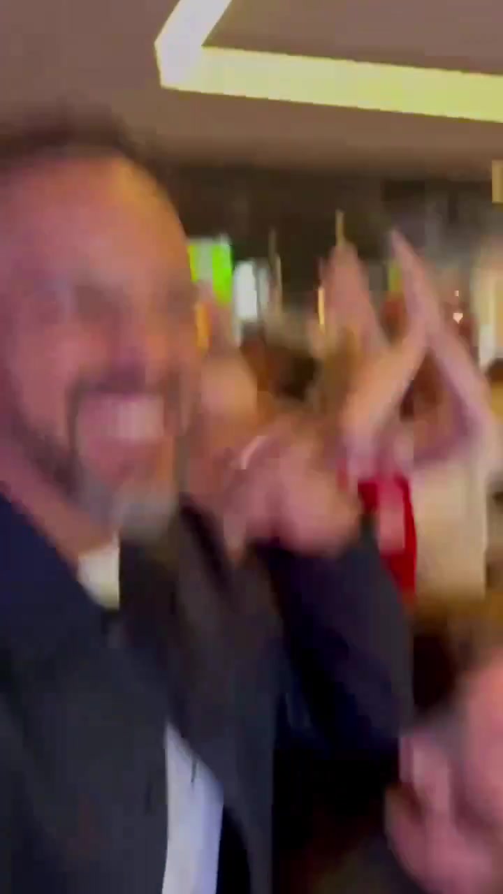 【足球】沃尔科特在澳大利亚与当地枪手球迷一起庆祝道曼的进球