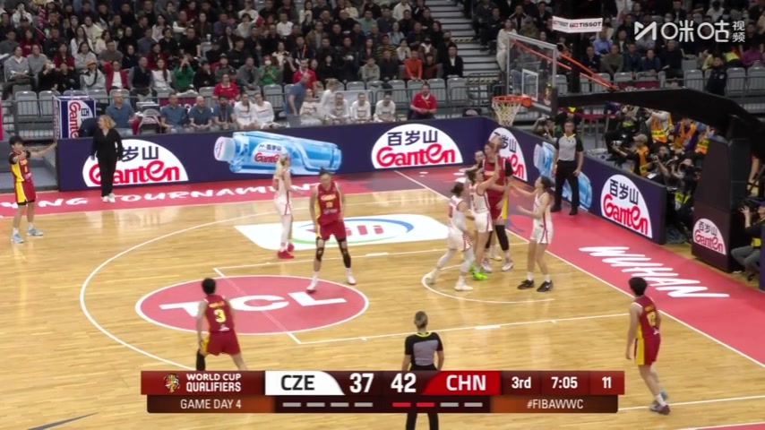 一览众山小！张子宇在篮下接球轻松放篮，对手只能举手目视