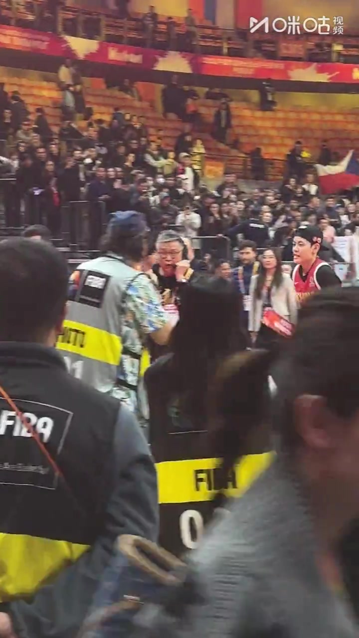 杨舒予赛后兴奋地跑向场边，接受姐姐与刘星宇的采访！