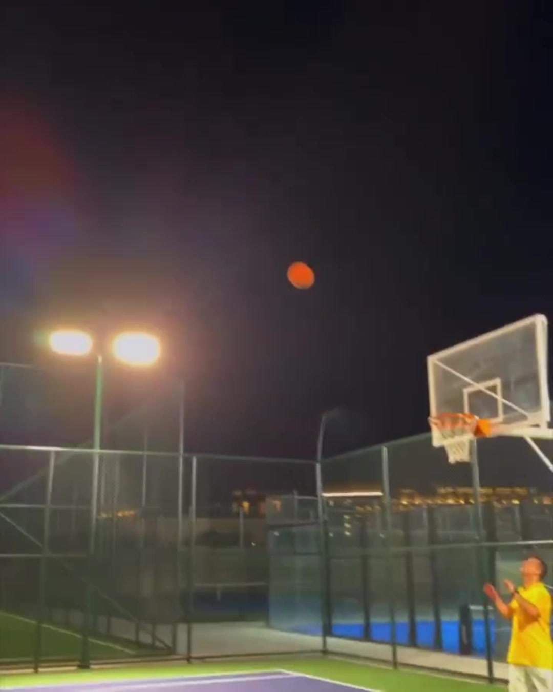 [你怎么看？]实拍：居莱尔用篮球进了个超远世界波，这比库里还