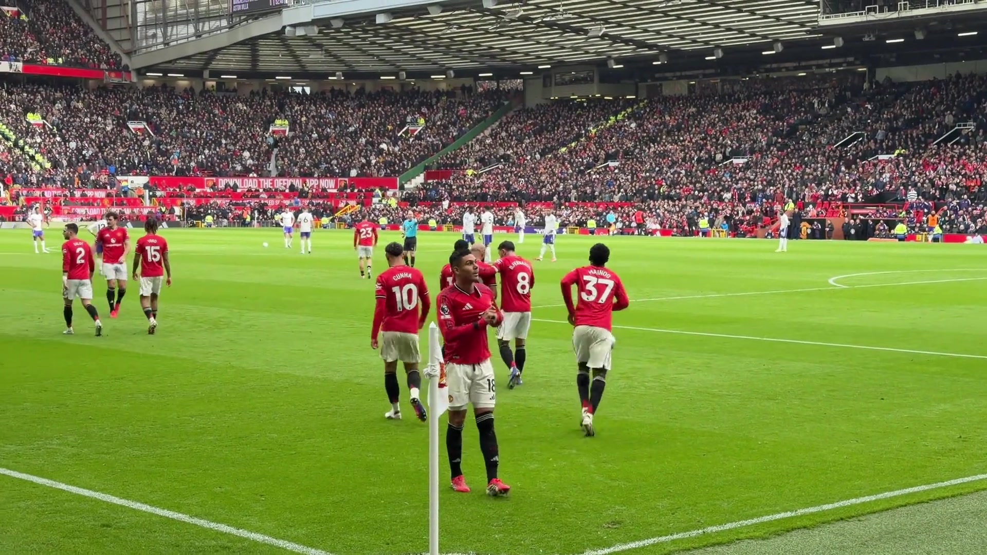 【今日热门视频】卡塞米罗进球后指向胸口的曼联队徽，大家这一刻