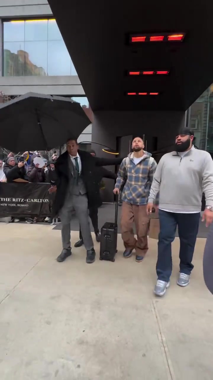 [赛后集锦]这就是超巨待遇嘛！库里乘坐大巴前往球馆 保安严阵以待