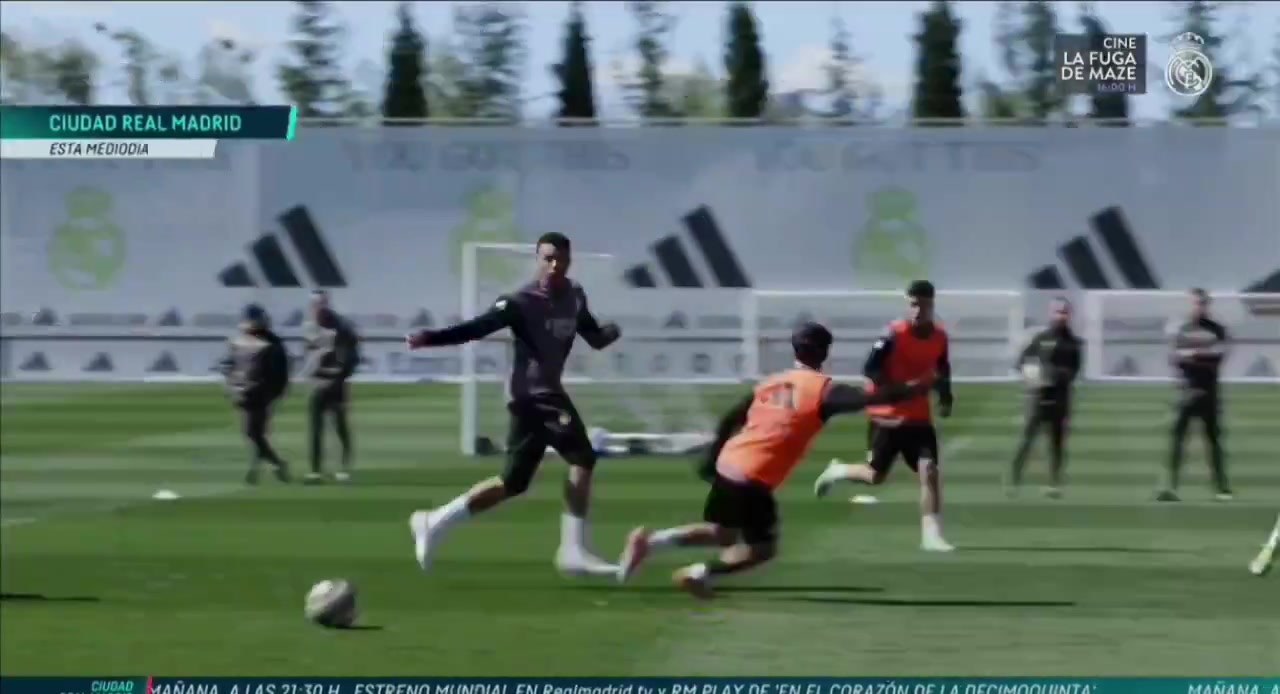 【足球】实拍：姆巴佩的膝伤看起来已经完全康复，他可以上场比赛