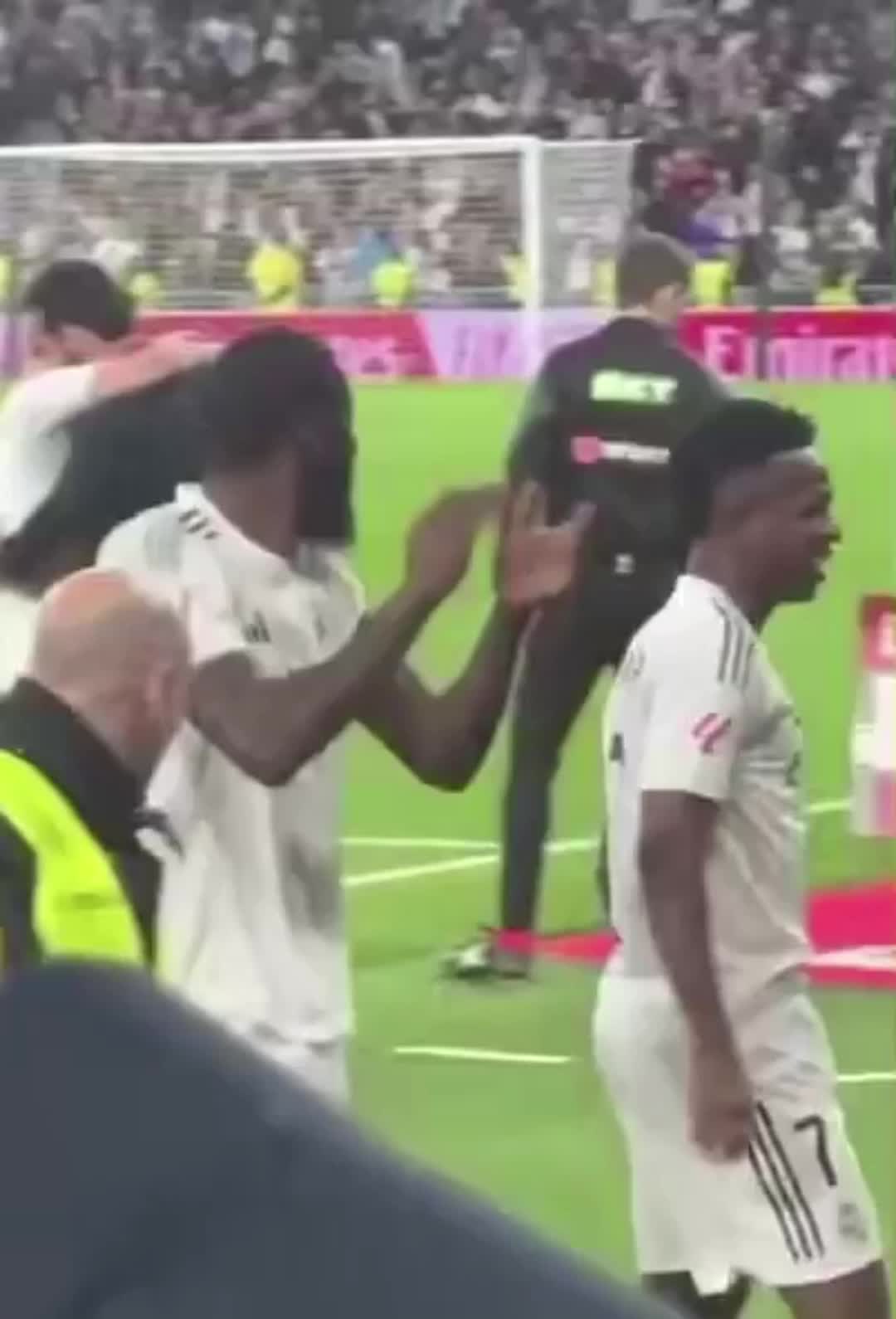 [推荐]实拍：吕迪格扇了小将皮塔奇一巴掌，这是高兴过头了吧