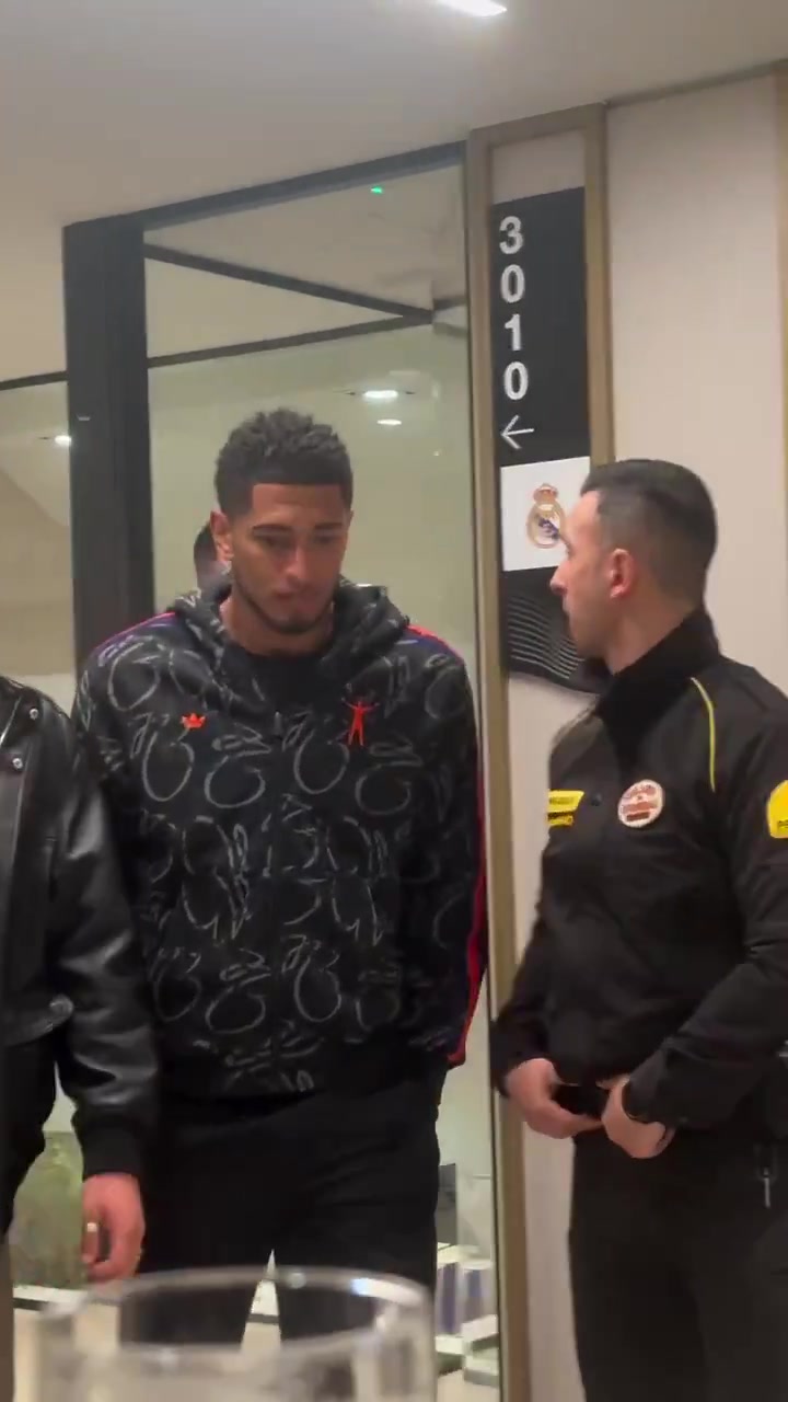 【贝林厄姆】贝林厄姆帅气出镜！走廊偶遇引发粉丝惊呼，展现皇马核心超高人气